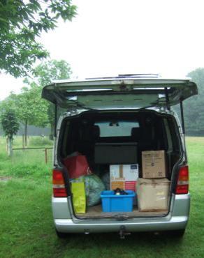 Zijn moeder Helmi rijdt de bestelauto voor en laad alle bakjes en schaaltjes met hapjes en broodjes uit. Met dank voor deze Donatie!