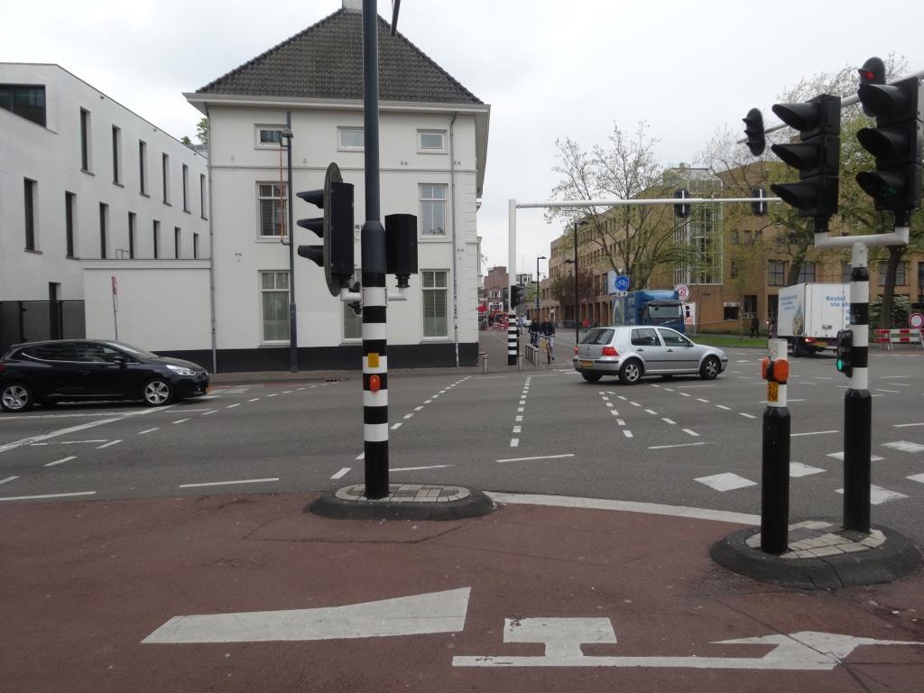 Ten Hagestraat/Vestdijk Vri Geen middengeleider voor voetgangers, ondanks