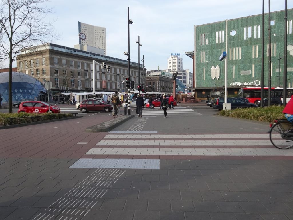 18 Septemberplein; situatie nu: Prioriteitsteling locatie hoog Overal klanktegels bij oversteken Overal