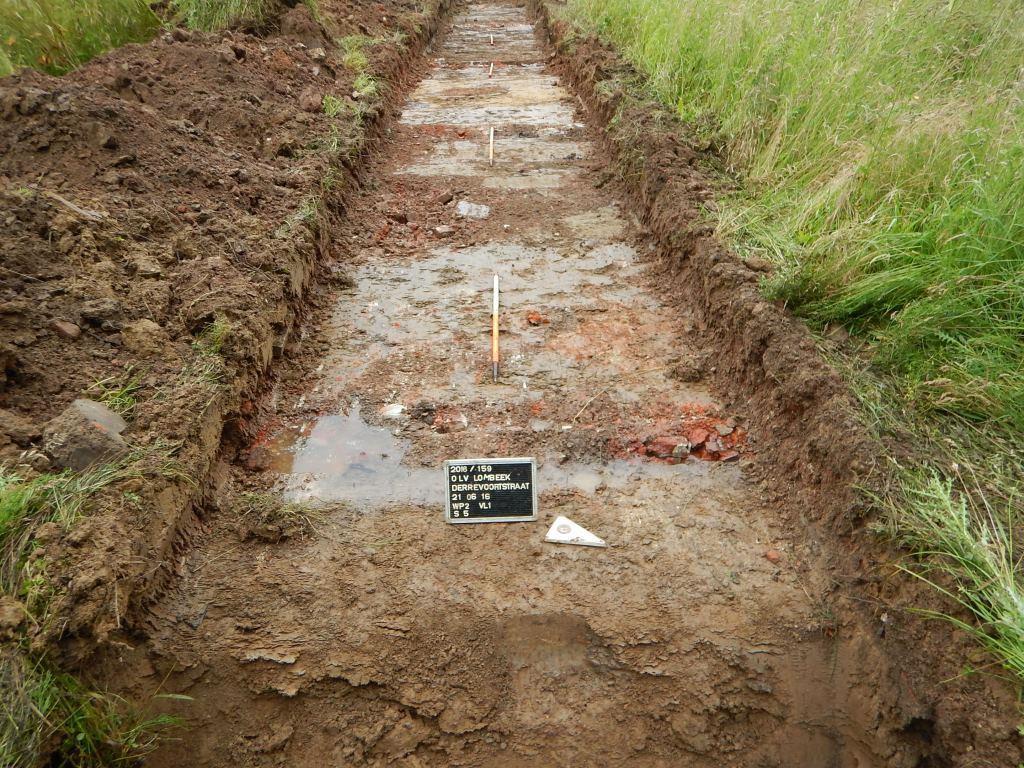 Ze hebben een oost-west oriëntatie en een gemiddelde breedte van 50 cm. De aanleg van drainagebuizen vond wellicht plaats tijdens de nieuwste tijd. Fig. 17: S16 5.2.