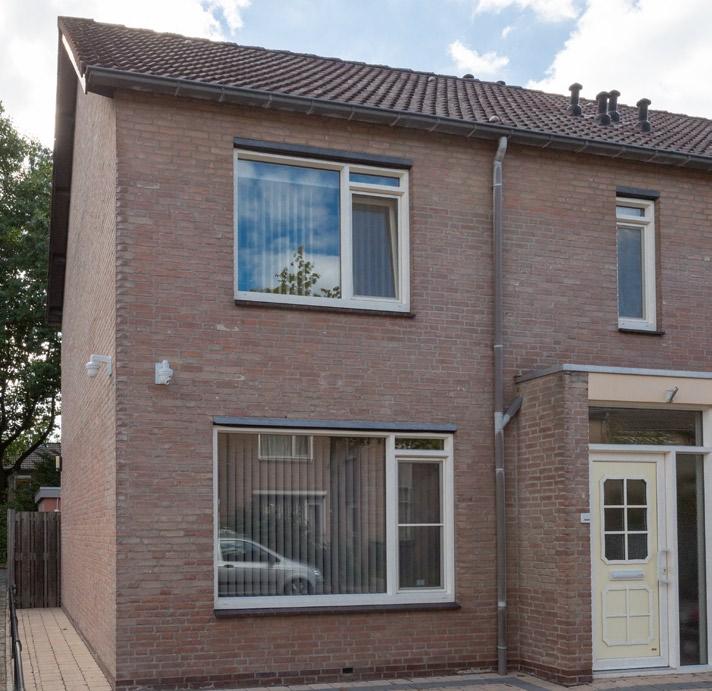 BIJZONDERHEDEN Het betreft een uitstekend onderhouden woonhuis Riante praktijkruimte annex berging Privacy biedende achtertuin Ruime middenwoning, inhoud 350 m³ Woning is goed geïsoleerd (dak, spouw