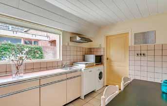 Via de woonkamer is de royale woonkeuken bereikbaar, de woonkeuken heeft een recht keukenblok zonder