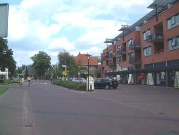 Anderzijds zorgt de verkeersfunctie voor een goede zichtbaarheid van de winkels (voor consumenten en/of toeristen van buiten Geesteren) en levendigheid in de straat.