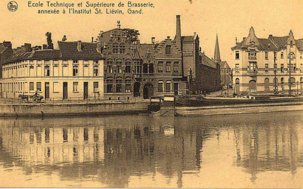 Centraal het huis van beeldhouwer De Beule, ingepalmd door de brouwerijschool 1939.