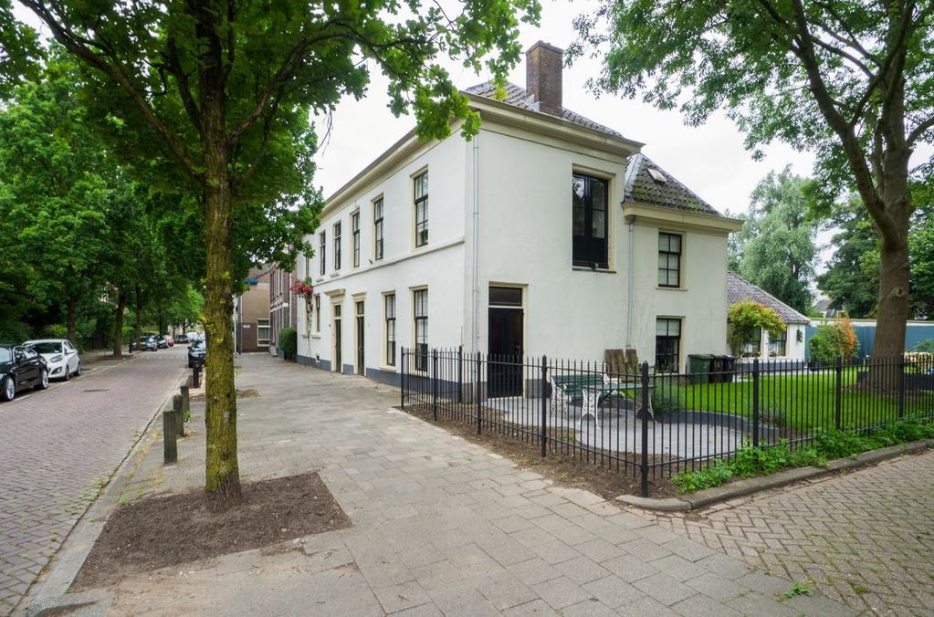 Abstederdijk 188 B 3582 BV Utrecht Inleiding Nabij Wilhelminapark: Unieke gemeubileerde rijksmonumentale 3-kamer woning met tuin en berging Deze in 2017 volledig gerenoveerde woning ligt op een