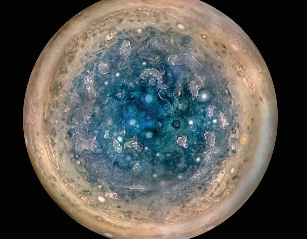 De zuidpool van Jupiter gefotografeerd door Juno op een afstand van 52.000 kilometer. Schitterend zijn de vele wervelende cyclonen te zien.