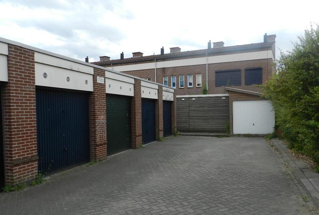 De garage is middels de achter de woning gelegen straat, Van Slingelandtstraat, bereikbaar.