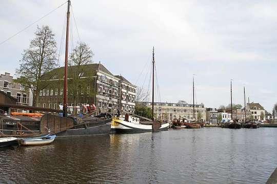 In 1996 is dit voormalige pakhuis geheel gerenoveerd; de stadswoning bevindt zich op loopafstand van de haven en