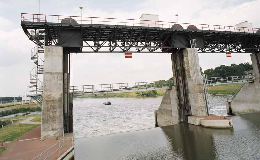 4.6 Sluis Belfeld Sluis Belfeld ligt op een druk punt in de Maasroute en is vrijwel identiek aan sluis Sambeek. Sluis Belfeld luistert uit op marifoonkanaal 18, sluis Sambeek op kanaal 22.