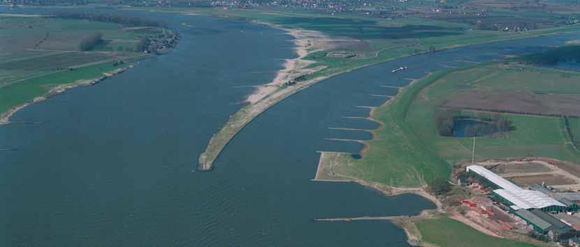 4.12 Pannerdensche Kop De Rijn komt bij Tolkamer (Lobith) ons land binnen, heet daar Bijlandsch Kanaal en splitst zich vervolgens in de Waal en het Pannerdensche Kanaal (kmr 870 t/m 865).