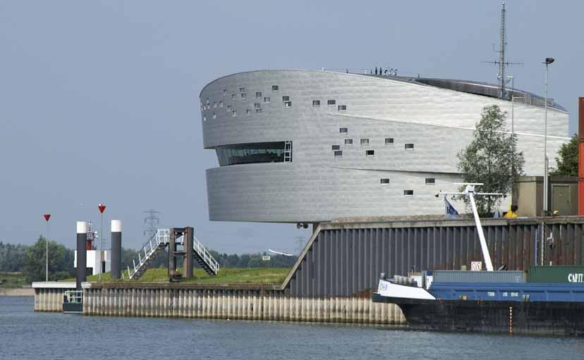 Foto: Hanneke de Boer 4.13 Weurt Aan de westkant van Nijmegen ligt de sluis Weurt in het Maas-Waalkanaal.