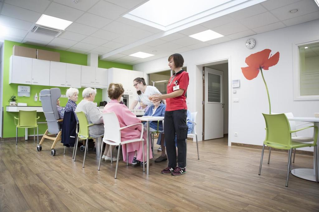 De kinesitherapeut: Kinesitherapie omvat mobilisatie en gangrevalidatie om de beweeglijkheid te bevorderen of te onderhouden. Dit gebeurt zowel individueel als in groep.