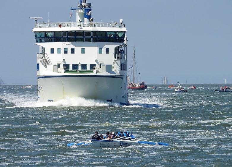 Sloep na sloep werd ingehaald in de Blauwe Slenk en zo begonnen we aan de Vliestroom. Het roeien ging hier zwaar en ondanks de vele opjuttende kreten van Cees liep het niet goed.