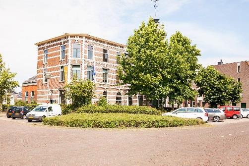 o. verdeeld over 3 bouwlagen: begane grond 612 m² 1 e verdieping 282 m² 2 e verdieping 299 m² Gezien de huidige indeling is het object uitstekend op te delen in twee zelfstandige