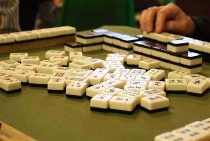 Mahjong - vs Het pungen Je neemt de laatst weggelegde steen voor het vormen van een pung. Pungen is in tegenstelling tot chowen voor iedereen toegestaan.