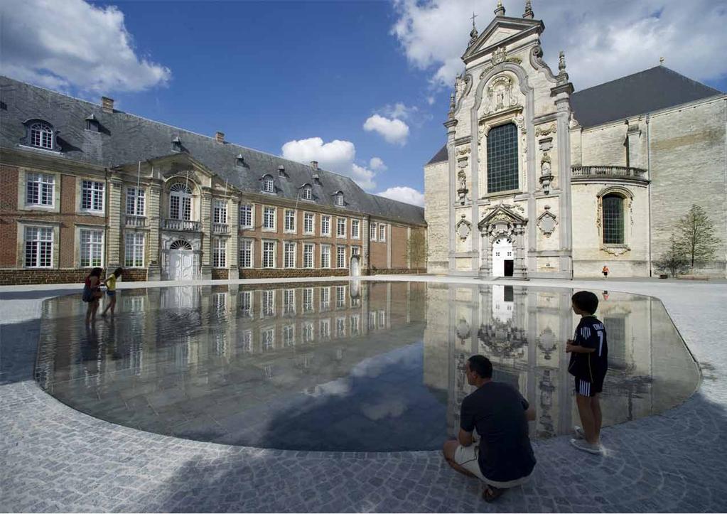 Spiegelplein als verbijzondering in reeks openbare ruimten - Spiegelplein weerkaatst de Friese lucht in een waterfilm -