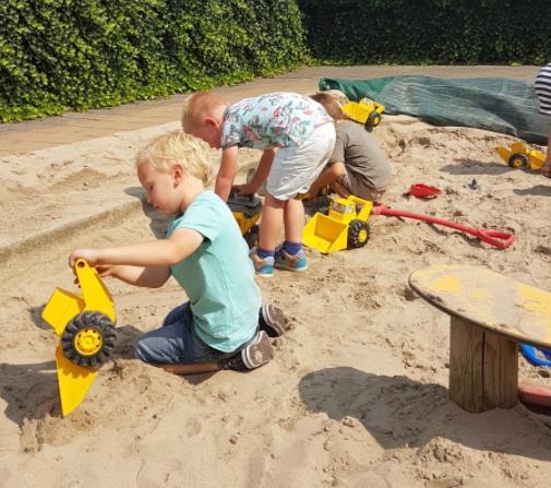 vragen om te helpen, zoals het schoonmaken, het computeren of het kaften van boeken.