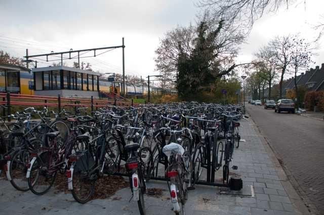 11.4 Fiets en openbaar vervoer De fiets is het belangrijkste voortransportmiddel voor de trein. Bij het station is een groot tekort aan stallingsplaatsen voor de fiets.