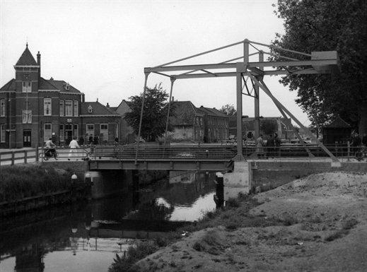 B) Vluchtdrempel ter hoogte van de Hoogstraat C) Kussendrempels ter hoogte van de Miltenburgstraat met een verhoogde middengeleider tussen de