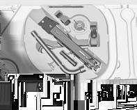 Bij versies met subwooferbox zitten het gereedschap en het sleepoog samen met de bandenreparatieset en de gevarendriehoek in de kist onder de vloerafdekplaat.