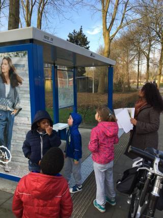 En dan niet gewoon in de eigen klas aan je eigen tafel, want rekenen is veel meer dan sommen maken in je werkboek. De titel van deze Grote Rekendag is Meten, bewegen en construeren.