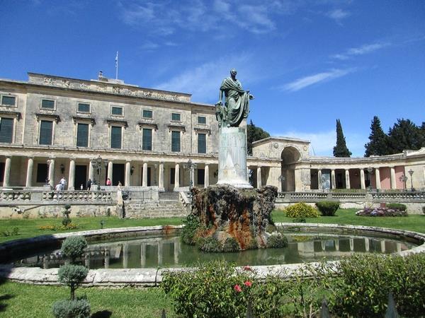 Bij de toeristische trekpleisters hoort de burcht bij Corfu stad en het Achilleion, het paleis van de Oostenrijkse