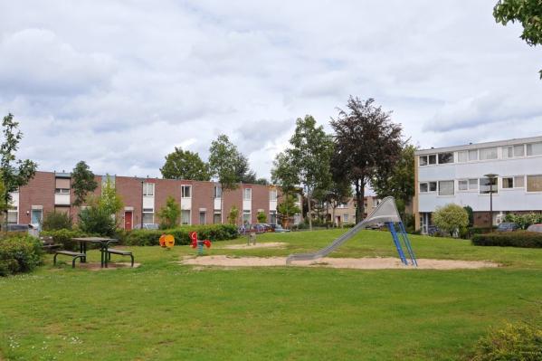 VOORZIENINGEN EN INSTALLATIES Elektriciteit : Ruim voldoende groepen, aardlekschakelaar, dag en nachtstroom CV installatie : De centrale verwarming als ook de warmwater voorziening