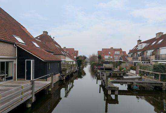 Deze keurig onderhouden kwadrantwoning is namelijk gelegen aan het water en heeft een directe vaarverbinding naar de Reeuwijkse Plassen.