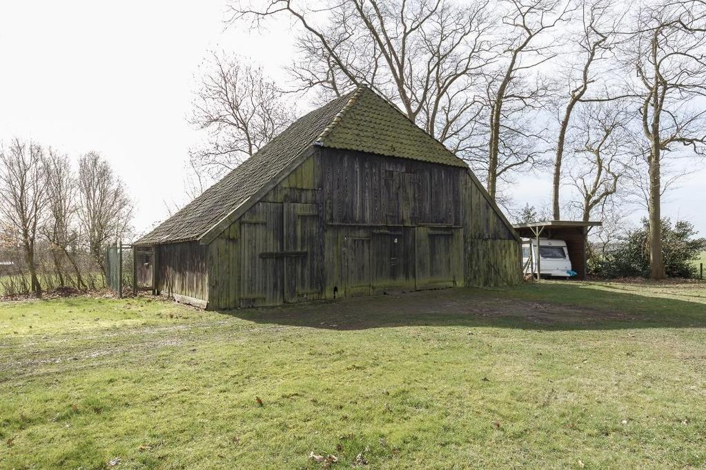 Bijgebouwen Op het erf bevinden zich geen ontsierende moderne veeschuren, maar authentieke schuren die de geschiedenis van dit erf goed weergeven. De bijgebouwen verkeren in een matige staat.