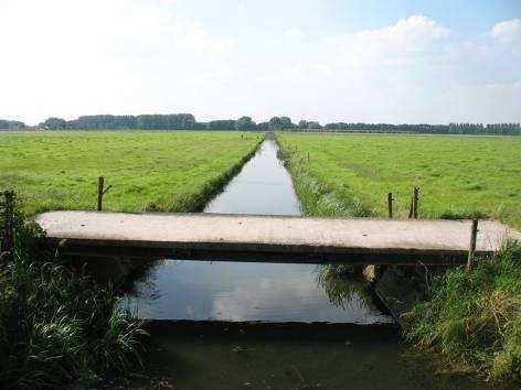 Naast de afvoerende functie van overtollig hemel- en kwelwater ontvangt ze inlaatwater vanuit de Afgedamde Maas. 6.