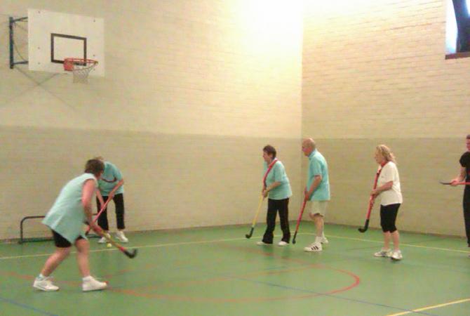 55+ Sportief sportgroep voor senioren Zin in bewegen? Het doel van deze sportgroep is om samen met leeftijdsgenoten gezond te bewegen. De verschillende mogelijkheden van bewegen zoals b.v. gymnastiek, volleybal, badminton en Dutch Tennis worden aangeboden door professionele docenten.