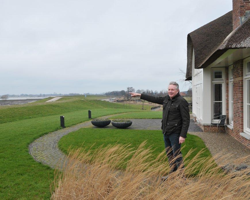 Uniek plekje hoog op de dijk We zitten eerste rang, zegt Jan van Assen. De hele dag zien we de schepen over de IJssel varen.