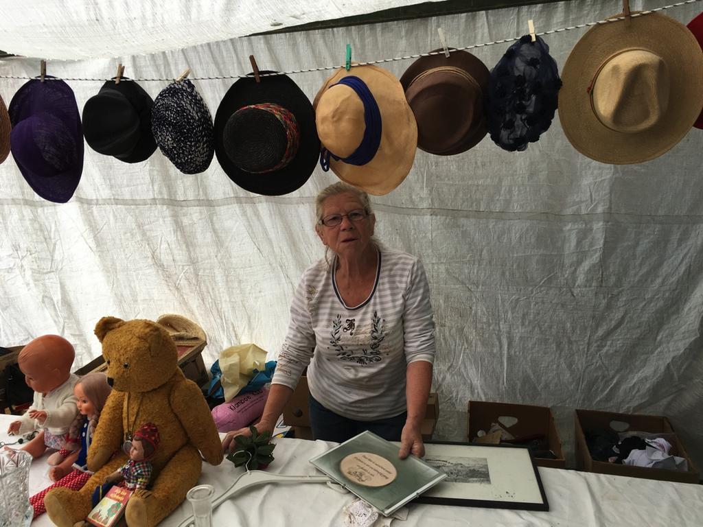 brocantemarkt, wacht op haar eerste kopers.