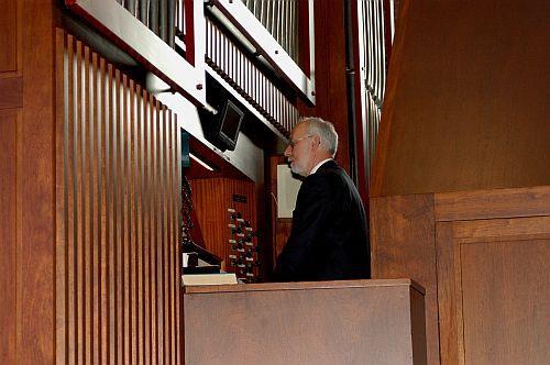 Muzikale begeleiding Jan Kroeske Samenzang: Voorafgaande aan het concert samenzang met medewerking van het Lemster Mannenkoor: De samenzang wordt begeleid door: Jan Kroeske.