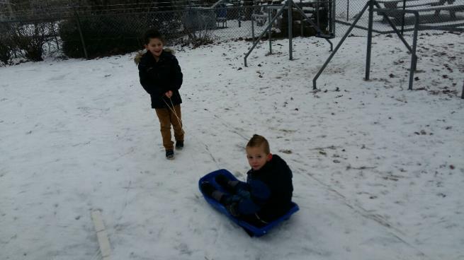 Groep 3: Wij hebben vorige week de week afgesloten met een verjaardagsfeest van de juf. Het was dubbelop feest, want er lag ook sneeuw!