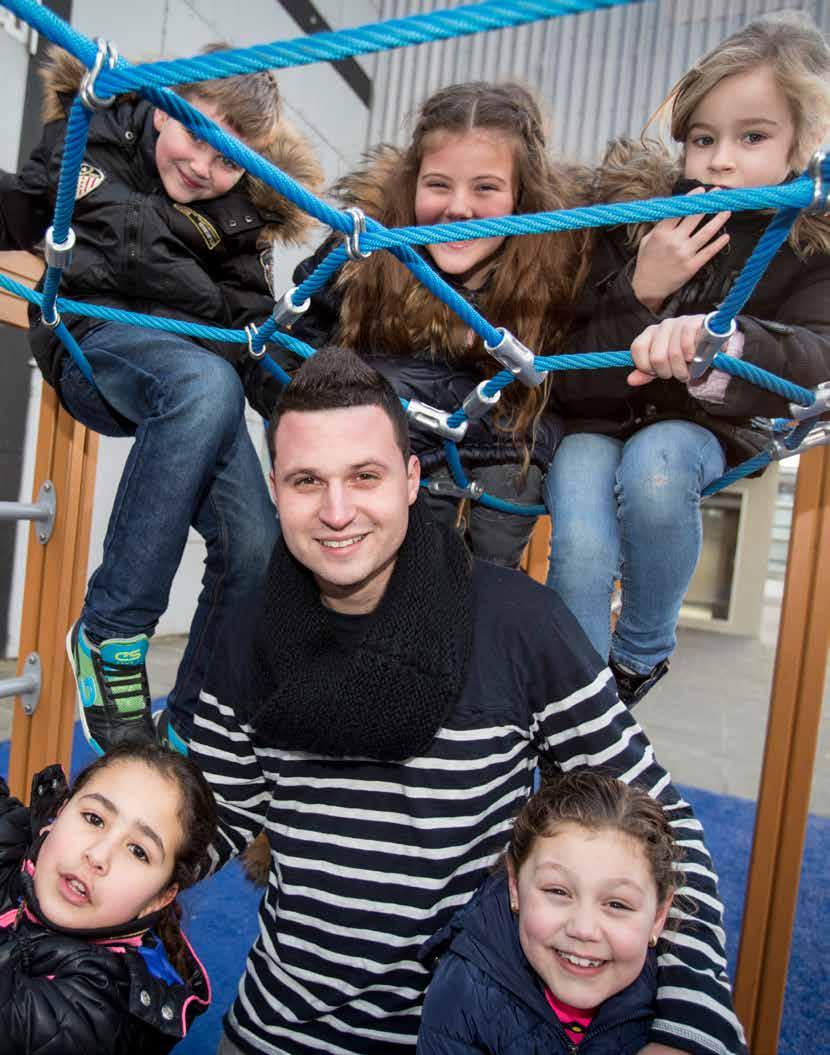 Nick Schönhage, wijkwerker bij Divers, met Bradley, Alicia, Zoë, Yasmien en Valeri.