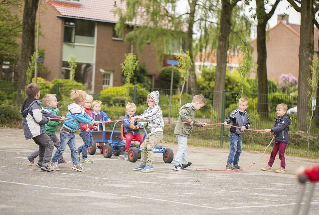 Wij willen in onze scholen samenwerken met christenen die, net als wij, willen leven naar Gods woord en zich in hun dagelijks handelen hierdoor willen laten leiden.