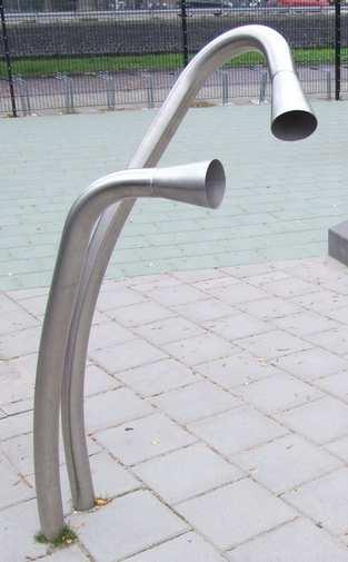 eventueel naast de bank staande rolstoelgebruiker te kunnen worden gebruikt.