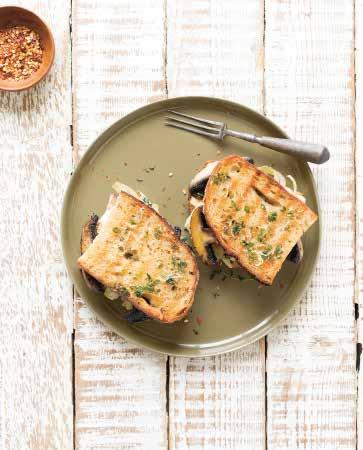 2 250 g portobello s, in plakken van 5 mm dik ui, in ringen (bij voorkeur een witte ui, maar elke andere ui kan ook) 2 el tijm 2 el olijfolie zout en versgemalen zwarte peper 4 sneden zuurdesembrood