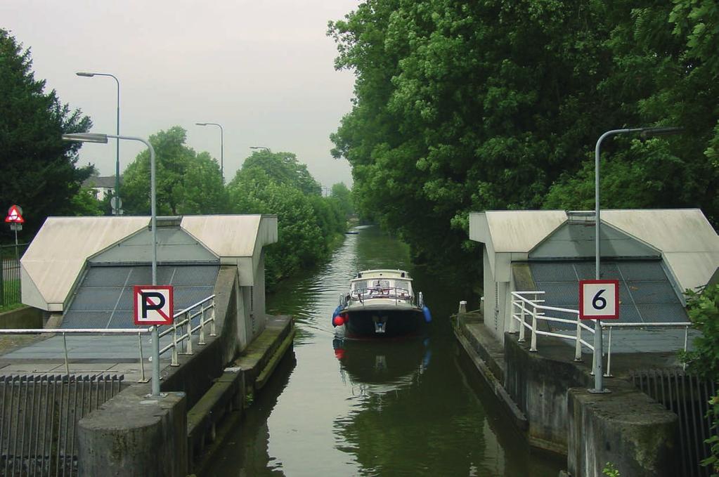 1.28 De Leidsche Rijn Waar: ter hoogte van kilometerraai 37. Deze route is alleen geschikt voor kleine vaartuigen. Vaar rustig richting Amsterdam-Rijnkanaal.