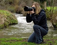 Je legt hierbij de hand op de onderarm van de rechterhand zodat er een driehoek ontstaat waar de camera op rust.