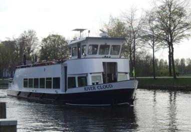 ZATERDAG 21 OKTOBER VAARTOCHT OVER DE VECHT MET STAMPPOTBUFFET We worden ontvangen op het schip de River Cloud met koffie en een koekje.