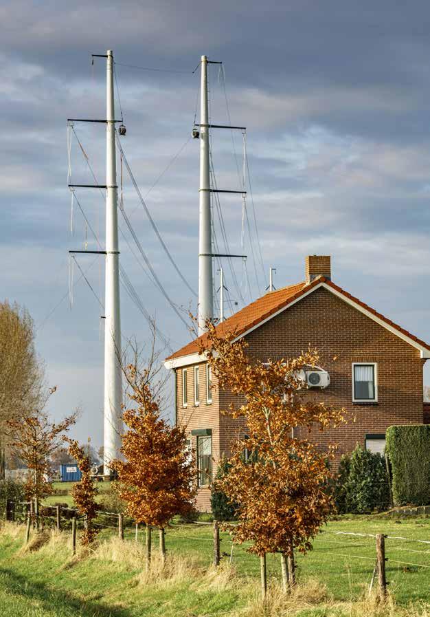 Bovengronds en ondergronds vergeleken In Nederland lopen hoogspanningsverbindingen meestal bovengronds via hoogspanningsmasten. Dat is het meest praktisch en efficiënt.
