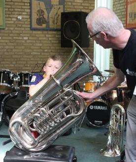 Open Huis Muziekschool Oost-Gelderland Zoals u weet, wordt er op veel basisscholen muziekles gegeven aan de groepen 4. Graag nodigen we u daarom uit voor ons Open Huis op zaterdag 20 mei.