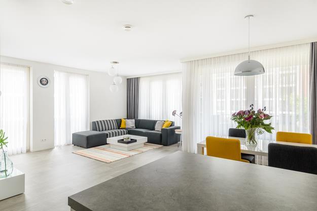Heerlijk wonen in een modern driekamerappartement met balkon, op de tweede verdieping van het strak vormgegeven appartementencomplex 'De Schepenhof' te Zaandam.
