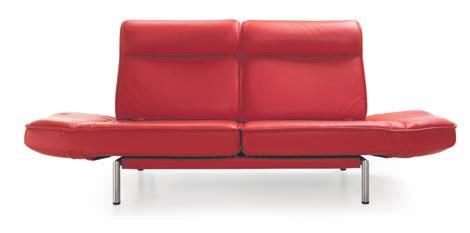 EA124 fauteuil + EA125 voetenbankje, uit voorraad leverbaar in zwart leder en stof. Informeer naar onze aanbieding. DS-450, uit voorraad leverbaar in rood leder.