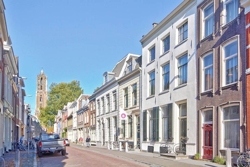 Bereikbaarheid Eigen vervoer De Lange Nieuwstraat is gelegen in Utrecht Centrum en goed bereikbaar via de Catharijnesingel, de Twijnstraat en het Nicolaaskerkhof.