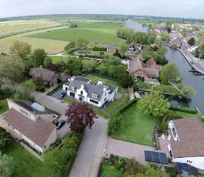 Het ontwerp is van het gerenommeerde architectenbureau Van Manen uit Noordwijk. De zeer ruime kavel van 1.225 vierkante meter heeft een eigen haven waar een sloep van circa zeven meter kan liggen.