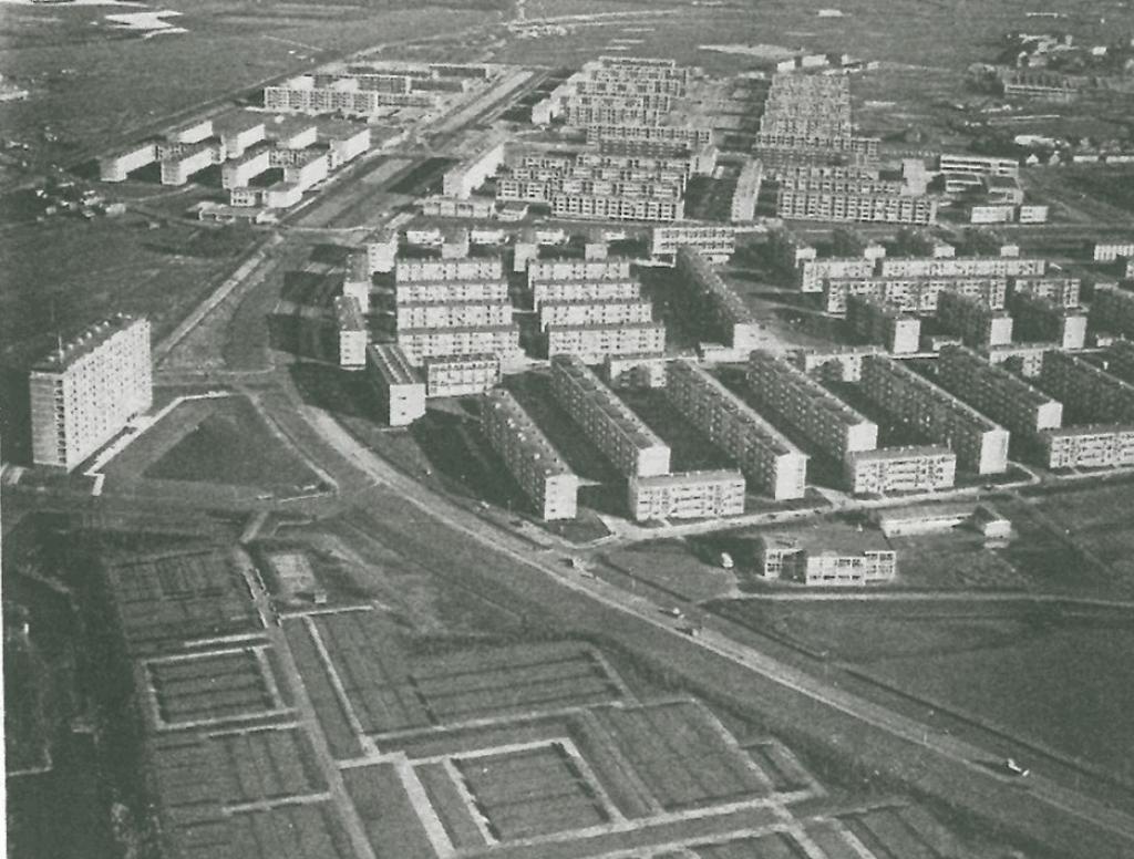 2. S Y S T E E M M U W I In een periode van ruim twintig jaar - van 1951 tot en met 1973 - zijn verspreid over een groot deel van Nederland ruim 36.000 woningen volgens het systeem MUWI gebouwd.
