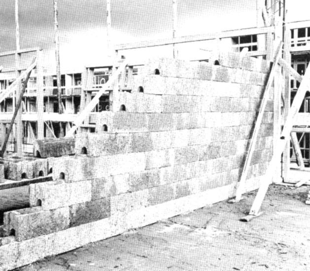 3. T E C H N I E K Muwi is een stapelbouwsysteem, waarbij holle lichtbetonblokken (50 x 19,4 x 21 cm) eerst op elkaar worden gestapeld, en vervolgens met beton worden gevuld.